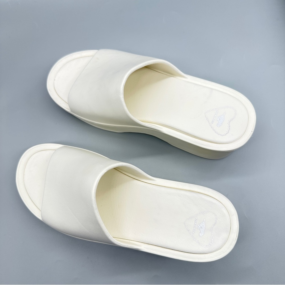 👉 Chic White Slide Sandals - Picture 4 of 6